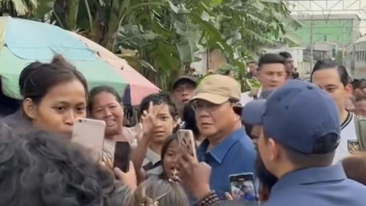 Prabowo Dikerumuni Warga Saat Turun Langsung ke Permukiman Kumuh Bantaran Rel Senen