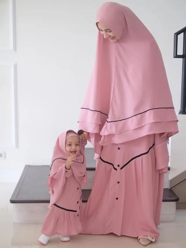 6 Potret Kedua Putri Shireen Sungkar saat Pakai Hijab, Menggemaskan
