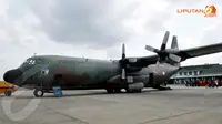 Modifikasi cuaca ini dilakukan dengan pesawat Hercules C-130/A-1328 untuk mengangkut alat dan bahan yang akan dipakai (Liputan6.com/Andrian M Tunay). 