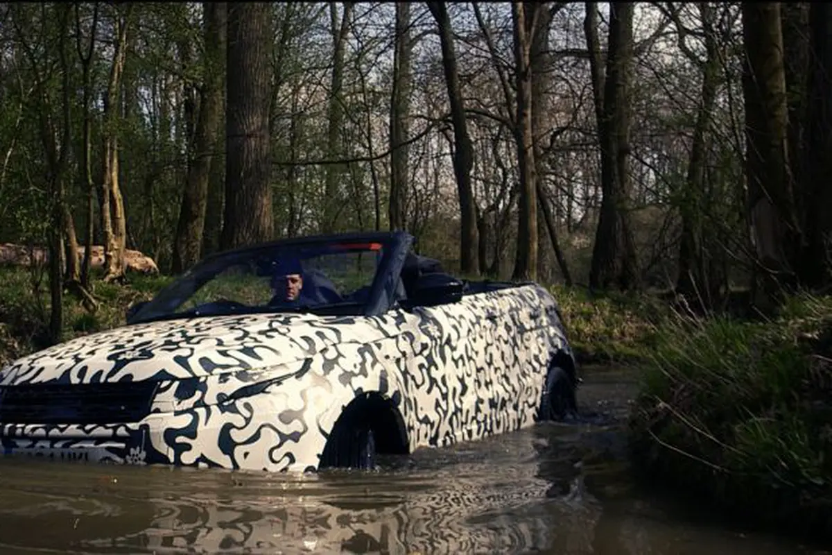 Uji Tangguh, Range Rover Evoqe Convertible Berkubang di Sungai