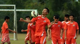 Ismed Sofyan saat mengikuti latihan bersama Persija di National Youth Training Centre, Sawangan, Depok, Senin (2/11/2015). Ismed pernah memperkuat barisan belakang timnas Indonesia era 2000-2010 lalu. (Liputan6.com/Helmi Fithriansyah)