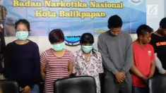 Tiga orang Ibu rumah tangga tertangkap sedang berada dalam pesta narkoba bersama dengan beberapa pemuda.