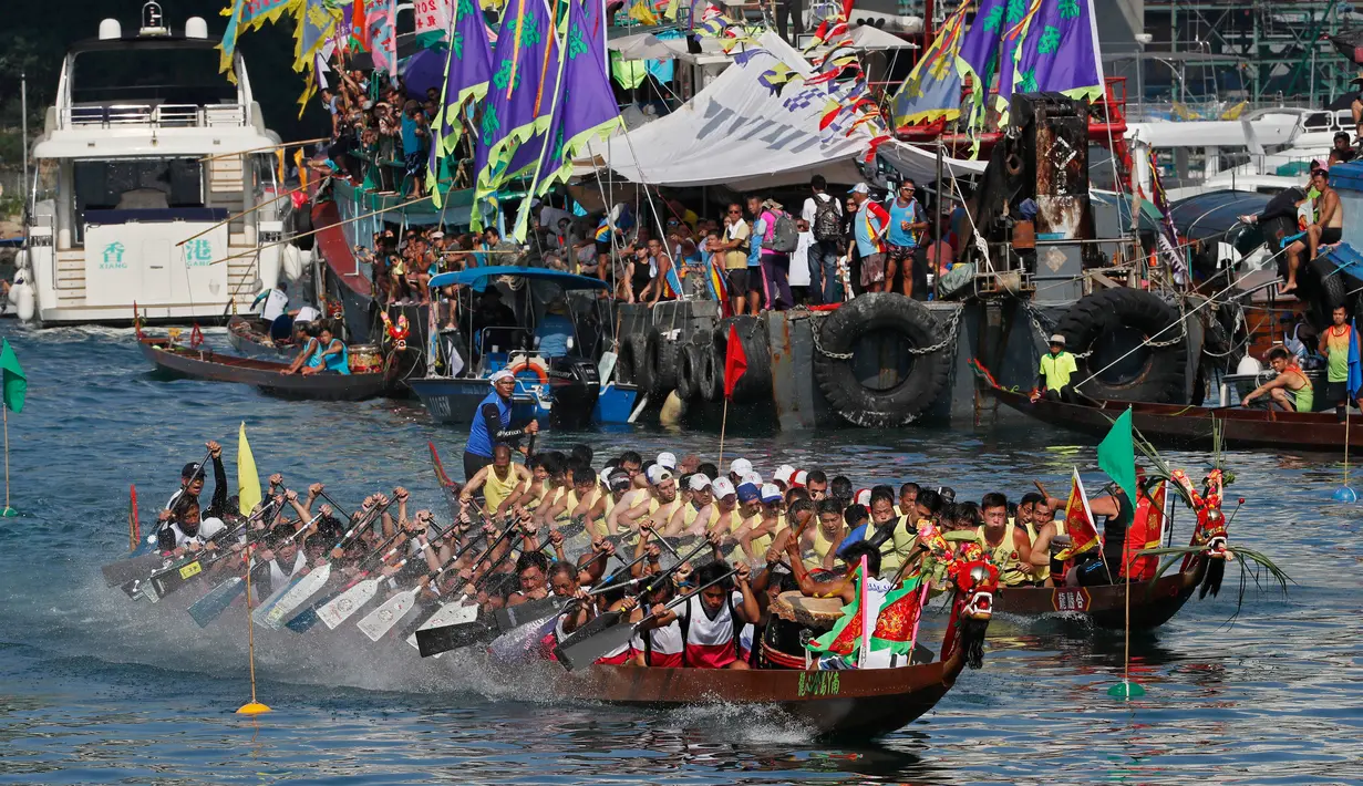 Semangat para peserta saat berkompetisi dalam lomba balapan perahu naga di Hong Kong, Selasa, (30/5). Turnamen ini diselenggarakan untuk memperingati festival perahu naga yang diadakan di seluruh Hong Kong. (AP Photo / Vincent Yu)