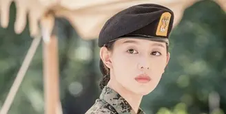 Kim Ji Won memang tak pernah gagal memukau publik dengan pesonanya, termasuk saat mengenakan seragam tentara di drama DESCENDANTS OF THE SUN. [Foto: Instagram/ geewonii]