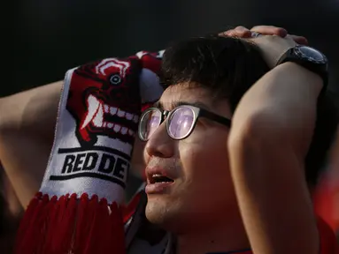 Ekspresi kekecewaan seorang warga Korea Selatan usai tim negaranya dikalahkan Belgia 0-1, Seoul, Jumat (27/6/14). (REUTERS/Kim Hong-Ji)
