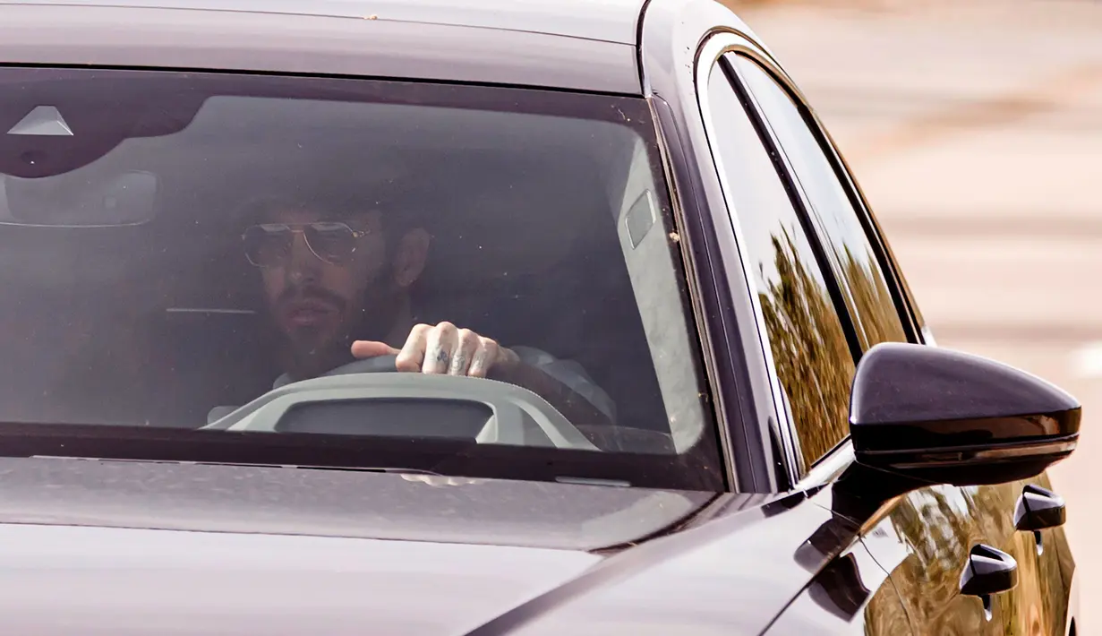 Pemain Real Madrid, Sergio Ramos, tiba untuk menjalani tes virus corona COVID-19 di fasilitas pelatihan Valdebas, Madrid, Rabu (6/5/2020). Skuat Real Madrid jalani tes virus corona jelang latihan dan rencana kembali bergulirnya kompetisi La Liga. (AFP/Baldesca Samper)