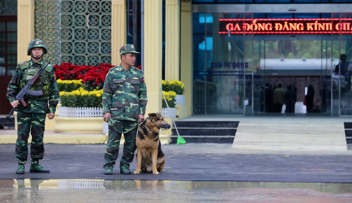 Tentara Vietnam berjaga di luar pintu masuk stasiun kereta Dong Dang menjelang kedatangan pemimpin Korea Utara, Kim Jong-un di Lang Son, Senin (25/2). Kim Jong-un akan memasuki Vietnam dengan kereta api untuk pertemuan dengan Donald Trump. (AP/Minh Hoang)