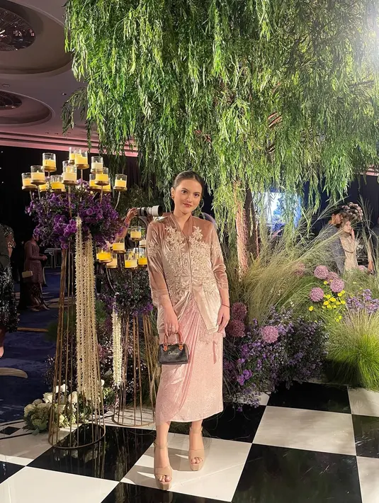 Cantiknya Marsha Aruan mengenakan kebaya velvet cokelat dengan bordir floral dari benang emas, dipadukannya dengan kain pink sebagai rok. [Foto: Instagram/aruanmarsha]