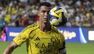Pemain Al-Nassr, Cristiano Ronaldo berusaha mengontrol bola dalam laga semfinal Saudi Super Cup 2025 melawan Al-Ittihad di Hong Kong Stadium, Hong Kong, Selasa (19/08/2025) waktu setempat. (AP Photo/Chan Long Hei)