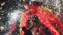 Penari melakukan tarian naga di sebuah taman pada hari keempat Tahun Baru Imlek di Beijing (8/2). China menandai kedatangan Tahun Babi dengan liburan Festival Musim Semi selama seminggu. (AFP Photo/Greg Baker)