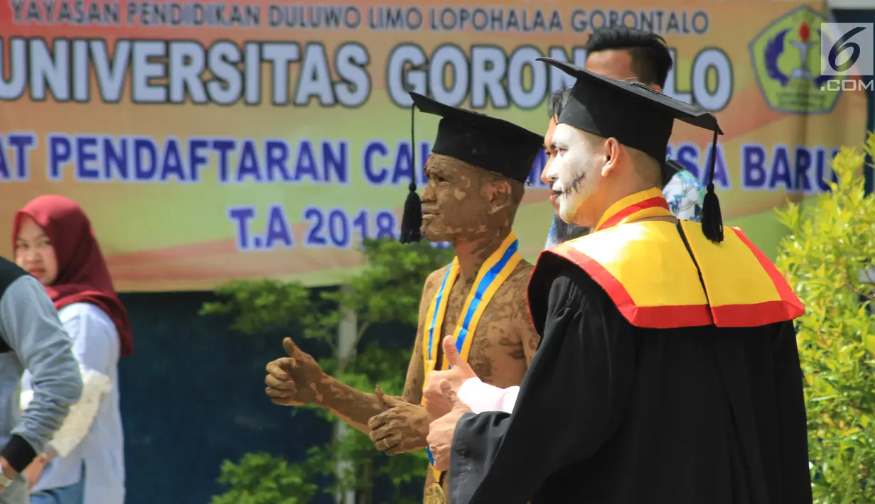 Sejumlah rekan melepas mahasiswa UniversItas Gorontalo, Indra Nodu melakukan aksi jalan kaki dari kampus ke rumahnya di Desa Posso, Gorontalo Utara, 4 Agustus 2018. Setelah prosesi wisuda, ia berjalan kaki sejauh 60 km. (Liputan6.com/Arfandi Ibrahim)