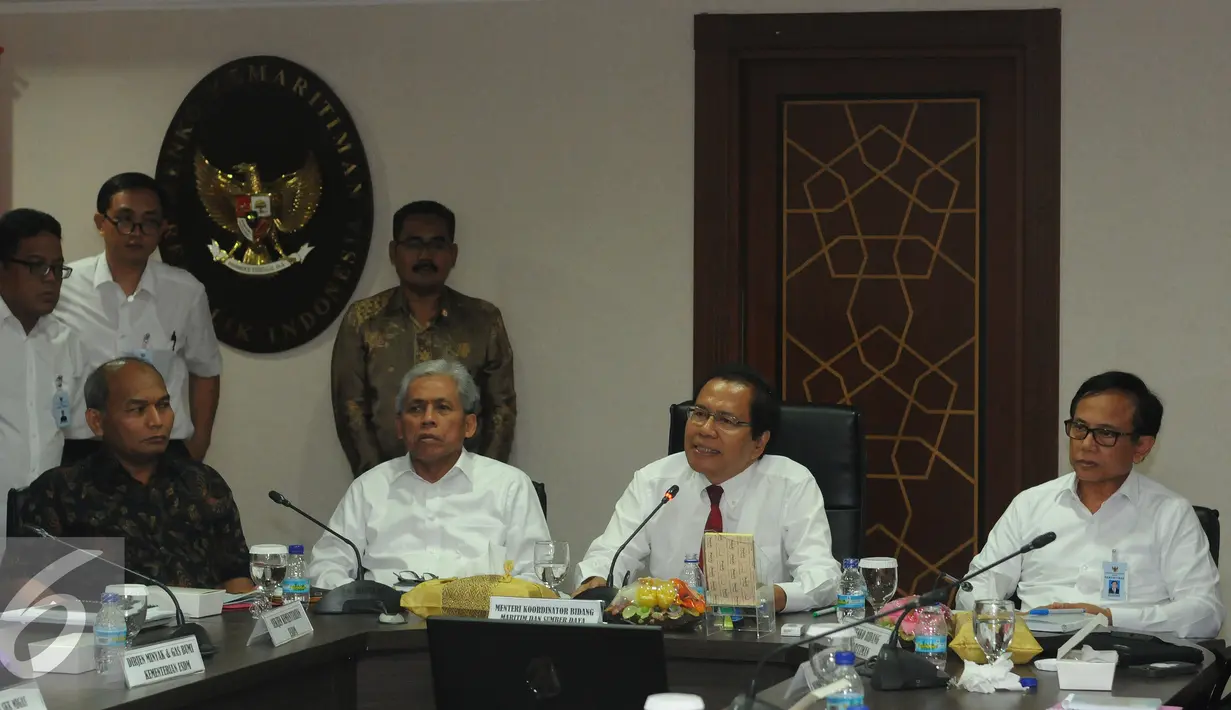 Menko Kemaritiman dan Sumber Daya, Rizal Ramli (keduakanan) bersama Sekjen ESDM, Teguh Pamudji (duduk - keduakiri) memberi keterangan usai menggelar rapat koordinasi di Gedung BPPT, Jakarta, Senin (21/9/2015). (Liputan6.com/Helmi Fithriansyah)