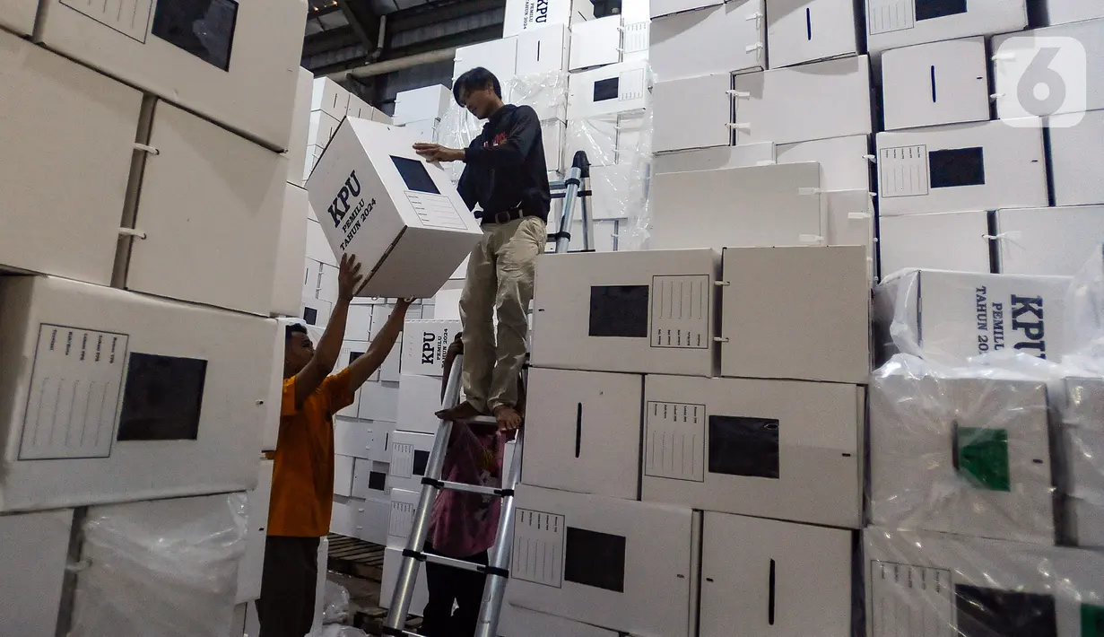 Saat ini, surat suara yang telah tiba di gudang logistik KPU Kota Tangerang Selatan di antaranya untuk pemilihan anggota DPRD tingkat provinsi, surat suara pemilihan presiden dan wakil presiden, serta pemilihan anggota DPRD tingkat kota. (merdeka.com/Arie Basuki)