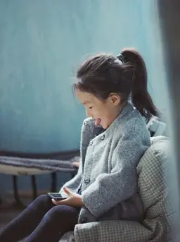 Ilustrasi anak main gawai. (dok. unsplash/Novi Thedora)