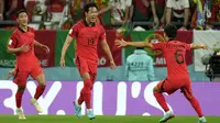 Selebrasi pemain timnas&nbsp;Korea Selatan usai Kim Young-gwon (tengah) menjebol gawang&nbsp;Portugal dalam pertandingan grup H Piala Dunia 2022 yang berlangsung di Education City Stadium, Qatar, Jumat (2/12/2022). (AP Photo/Francisco Seco)