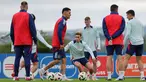 Penyerang Albania #11 Armando Broja (tengah) menghadiri sesi latihan MD-1 menjelang matchday terakhir Grup B Euro 2024 di base camp mereka di Kaiserau, Minggu (23/6/2024). (KENZO TRIBOUILLARD / AFP)