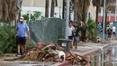Wisatawan berjalan melewati sisa-sisa hantaman Badai Newton di Los Cabos, Meksiko, Selasa (6/9). Menurut otoritas berwenang, Badai Newton telah mengakibatkan dua orang meninggal dan tiga lainnya hilang. (REUTERS/Fernando Castillo)