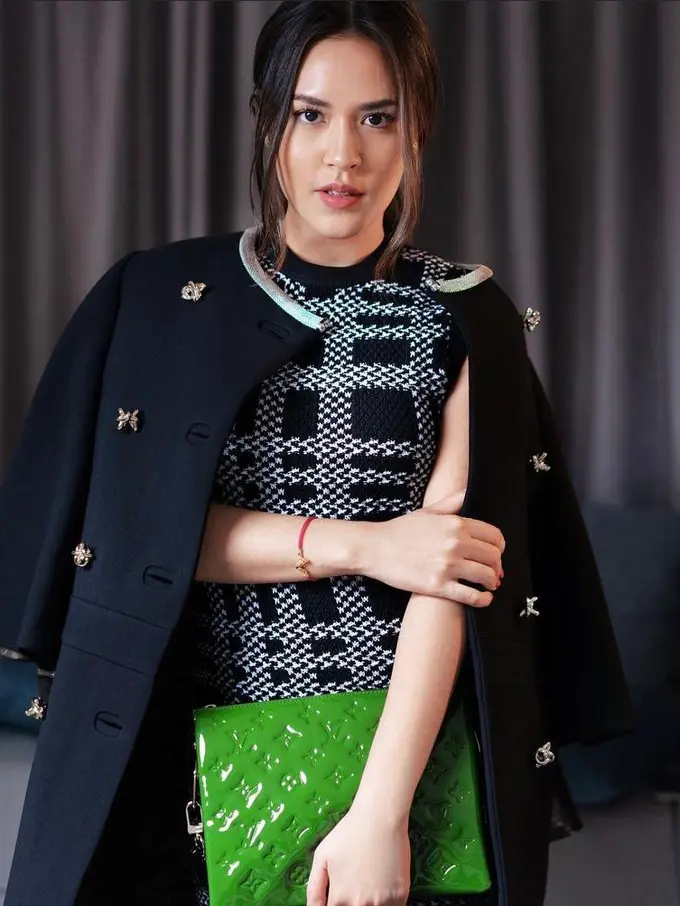 11 Ide Padu Padan Blazer ala Raisa Andriana yang Bikin Tampilan Terlihat Elegan dan Berkelas