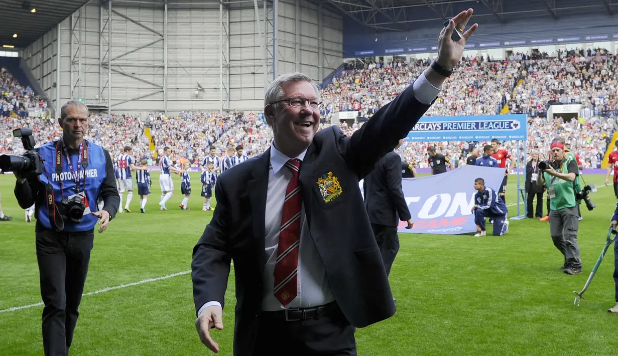 Alex Ferguson. Pelatih tersukses di Liga Inggris asal Skotlandia ini menjalani laga terakhir bersama Manchester United saat berusia 71 tahun dan 139 hari pada 19 Mei 2013 saat menghadapi West Bromwich Albion. Hasil akhir MU bermain imbang 5-5. (AFP/Adrian Dennis)