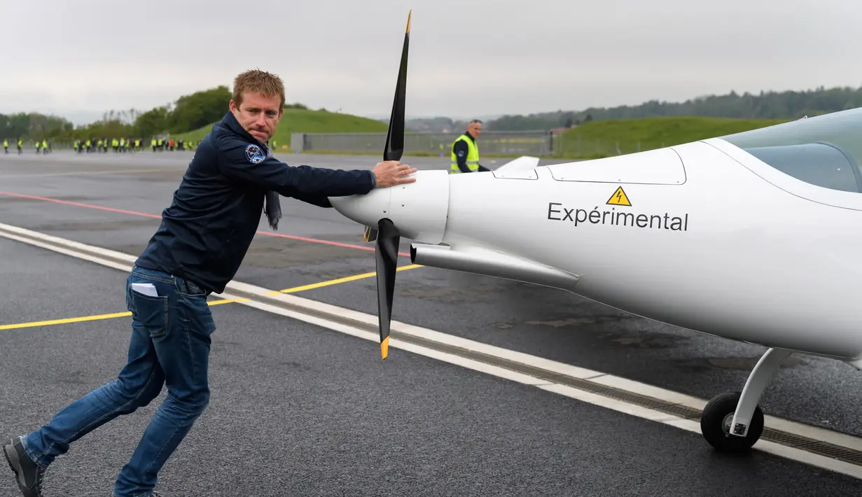 Pilot Raphael Domjan mendorong pesawat bertenaga surya SolarStratos usai melakukan uji coba penerbangan pertama di Payerne, Swiss (5/5). (AFP Photo/Fabrice Coffrini)
