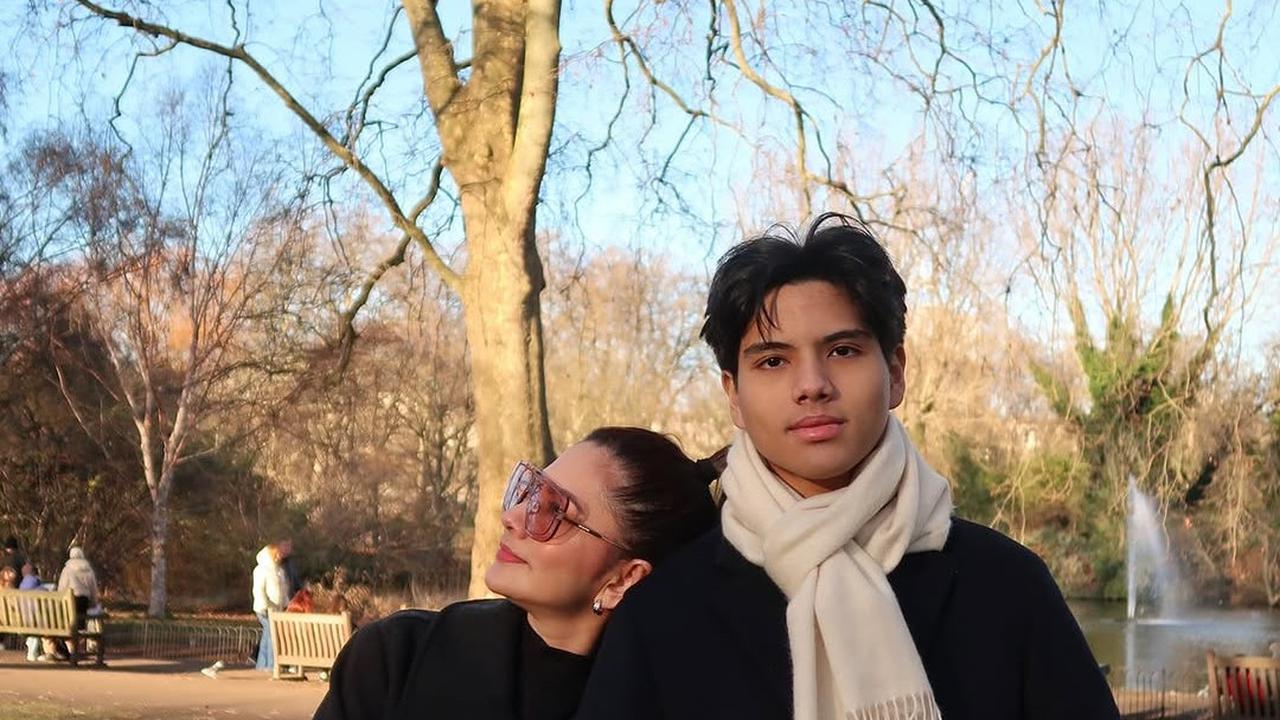 Jarang Tersorot, Intip Potret Kebersamaan Cut Keke dan Anaknya saat di London yang Curi Perhatian