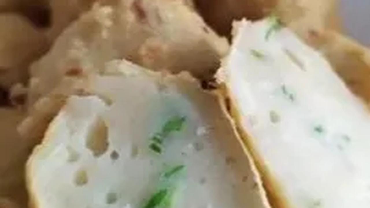 TasteAtlas, platform panduan kuliner online berbasis di Kroasia, memasukkan bakso goreng Indonesia pada peringkat 14. Hal ini menunjukkan bahwa bakso goreng tidak hanya menjadi favorit lokal tetapi juga mendapat pengakuan global.