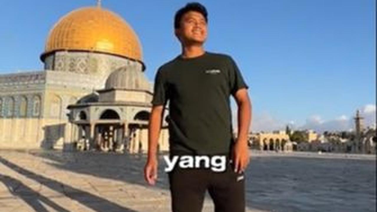 "Dan akhirnya mimpi melihat langsung Masjidil Aqsa terwujud. Nih di sini juga banyak dijaga tentara Israel," ungkapnya dalam video.