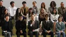 Menteri Kebudayaan, Olahraga dan Pariwisata, Do Jong-hwan  memimpin rombongan penyanyi dan musisi K-pop asal Korea Selatan (Korsel) berangkat menuju Pyongyang, Korea Utara, di Bandara Internasional Gimpo, Seoul, Sabtu (31/3). (AP/Ahn Youg-joon)