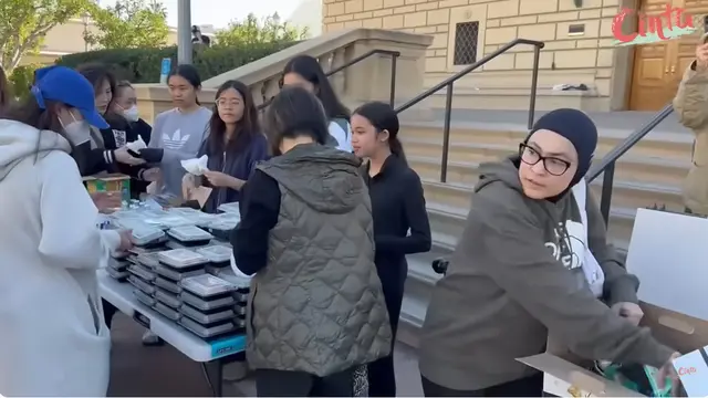 9 Potret Cinta Kuya Bagi Makanan untuk Korban Kebakaran Los Angeles, Tuai Pro Kontra