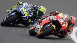 Pebalap Movistar Yamaha, Valentino Rossi (kiri), membayangi pebalap Repsol Honda, Marc Marquez, dalam balapan MotoGP Argentina di Sirkuit Autodromo Termas de Rio Hondo, Senin (4/4/2016) dini hari WIB. (AFP/Juan Mabromata)
