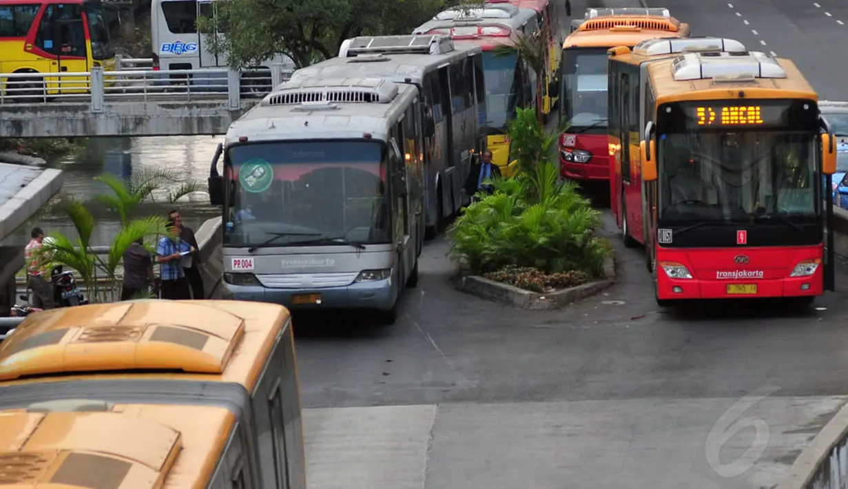 Penambahan jumlah armada bus transjakarta diutamakan yang akan menuju dan dari sejumlah tempat wisata yang ada di Jakarta, (30/7/2014). (Liputan6.com/Johan Tallo)