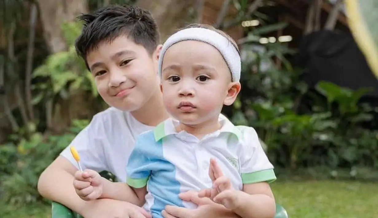 Rayyanza dan Rafathar (Sumber: Instagram/farathar)