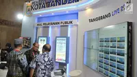 Pengunjung mencoba aplikasi layanan publik milik Pemkot Tangerang yang dipamerkan di Indonesia International Smart City, Jakarta, Rabu (17/7/2019). Pameran ini menampilkan berbagai konsep dan inovasi sistem perkotaan yang terintegrasi teknologi digital. (merdeka.com/Iqbal S. Nugroho)