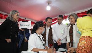 Direktur Urusan Eksternal PT HM Sampoerna, Elvira Lianita mendampingi Wakil Menteri Kesehatan (Wamenkes) RI dr. Benyamin Paulus Octavianus, Sp.P, FISR, melihat pelaksanaan cek kesehatan gratis pemeriksaan kesehatan dan vaksinasi massal bagi karyawan PT HM Sampoerna di Surabaya. (istimewa)