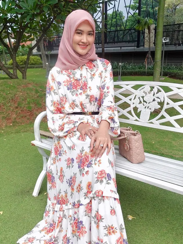 [Fimela] 6 Potret Cantik Lisya Nurrahmi Istri Tommy Kurniawan