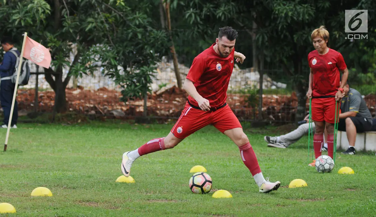 Pemain asing Persija asal Kroasia, Marko Simic (kiri) saat latihan di Lapangan Sutasoma, Halim Perdanakusuma, Jakarta, Jumat (29/12). Simic menjadi pemain asing pertama yang resmi dikontrak Persija untuk musim 2018. (Liputan6.com/Helmi Fithriansyah)