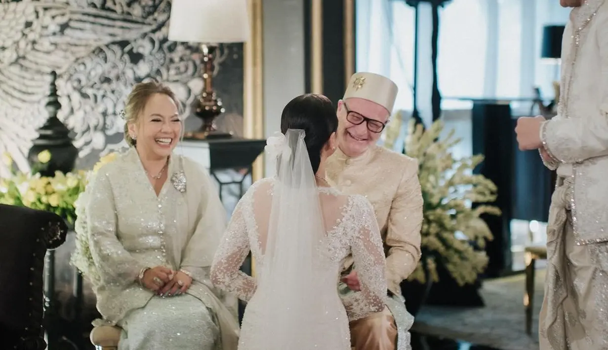 Serta dipermanis dengan wedding veil dan bunga yang disematkan di rambut sanggulnya.