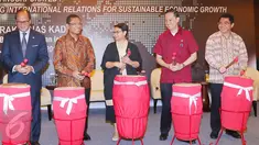 (ki-ka) Ketua umum Kadin Indonesia, Rosan P Roeslani, Menteri Perindustrian Saleh Husin, Menteri Luar Negri Retno Marsudi, Menteri Perdagangan Thomas Lembong saat pembukaan Rakernas Kadin Hubungan International, Jakarta, (1/6). (Liputan6.com/Angga Yuniar)