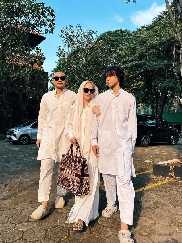 Model Sandal Jepit Keluarga BCL saat Rayakan Idul Adha 2025
