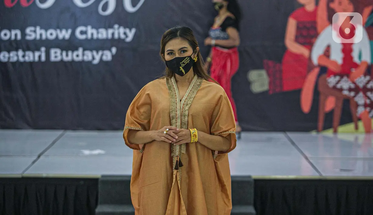 Penampilan Perempuan Pelestari Budaya saat meragakan busana khas NTT dalam Kartini Fest memperingati Hari Kartini, Jakarta, Sabtu (17/4/2021). Acara yang menampilkan talkshow dan Fashion show tersebut merupakan untuk charity Korban bencana alam di NTT. (Liputan6.com/Faizal Fanani)