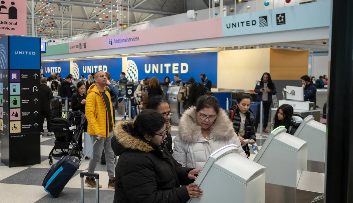 Para pelancong mencari boarding pass dan memasuki pos pemeriksaan keamanan di Terminal 1 Bandara O'Hare pada 12 Januari 2024 di Chicago, Illinois. (Jim Vondruska/Getty Images via AFP)