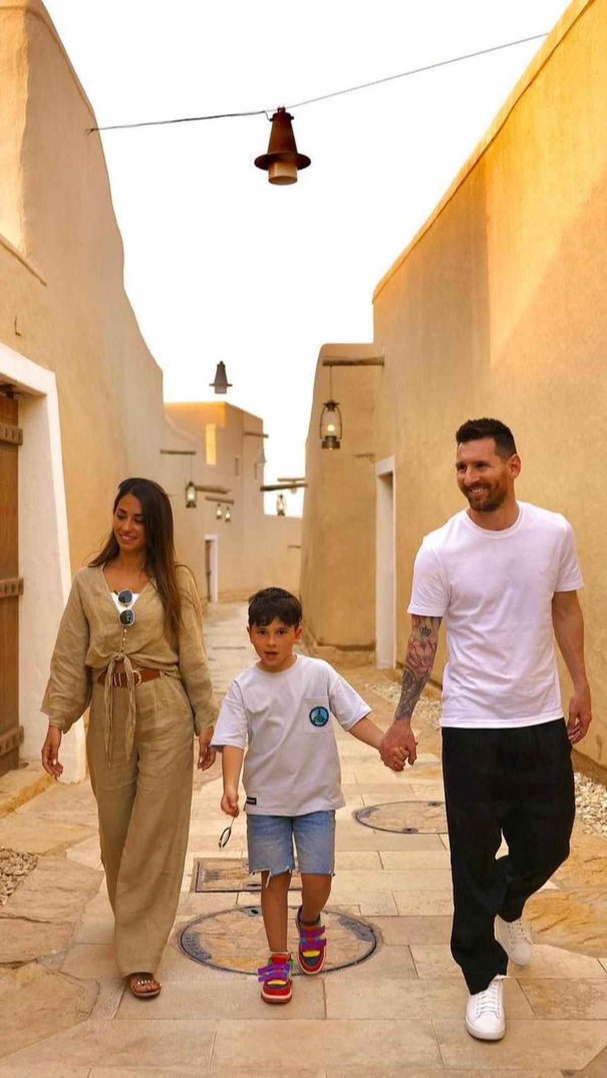Kebersamaan keluarga Messi ini mencuri perhatian. Pemain asal Argentina ini mengajak istri dan anaknya ke Diriyah.