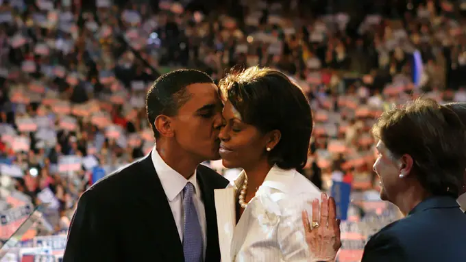 [Bintang] 10 Foto Mesra Obama dan Istri yang Mungkin Tak Pernah Kamu Lihat