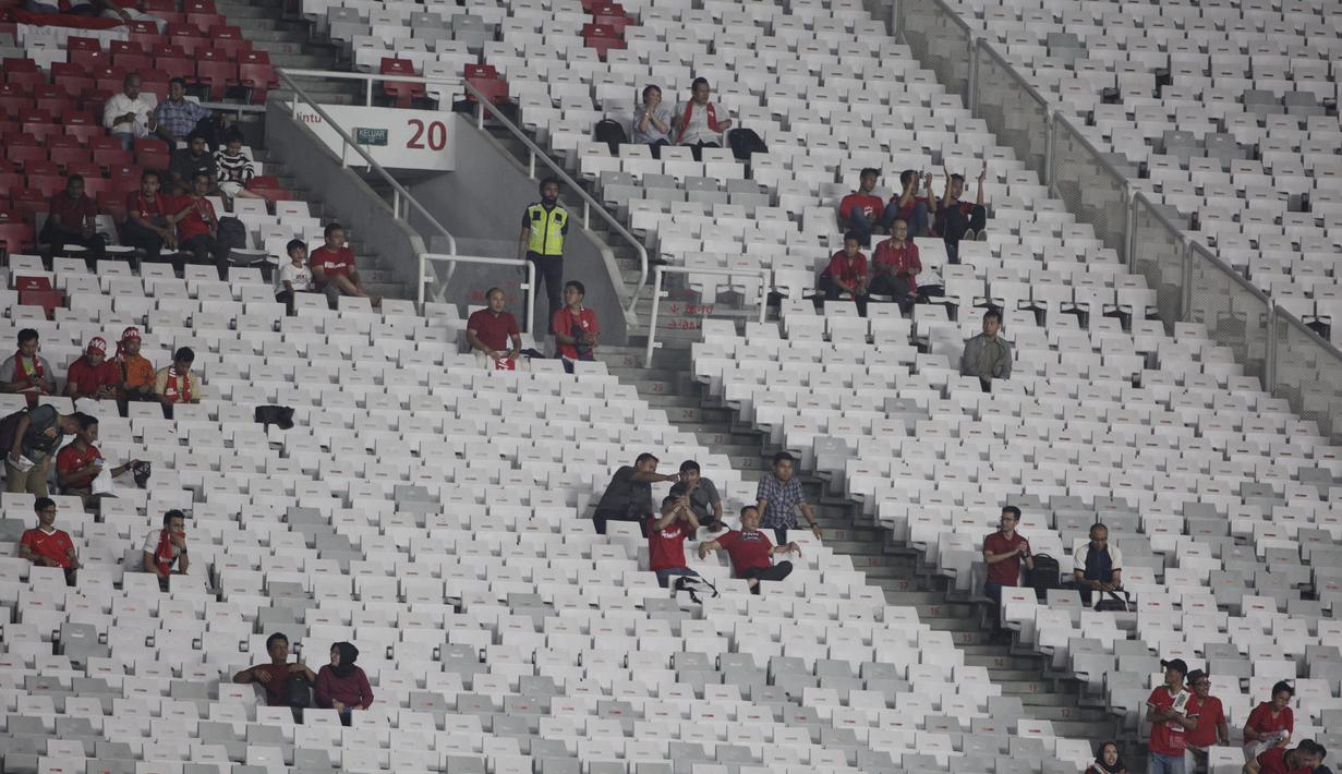 Suasana penonton saat laga Kualifikasi Piala Dunia 2022 antara Timnas Indonesia melawan Thailand di SUGBK, Jakarta, Selasa (10/9). Laga berlangsung sepi hanya dihadiri 11.619 penonton. (Bola.com/Vitalis Yogi Trisna)