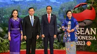 Presiden Indonesia Joko Widodo atau Jokowi (kedua kanan) dan Ibu Negara Iriana (kanan) menyambut Perdana Menteri Kamboja Hun Manet (kedua kiri) istrinya Louk Choumteav (kiri) setibanya mereka pada acara KTT ke-43 ASEAN di Jakarta, Indonesia, Selasa (5/9/2023). (Adek Berry/Pool Photo via AP)