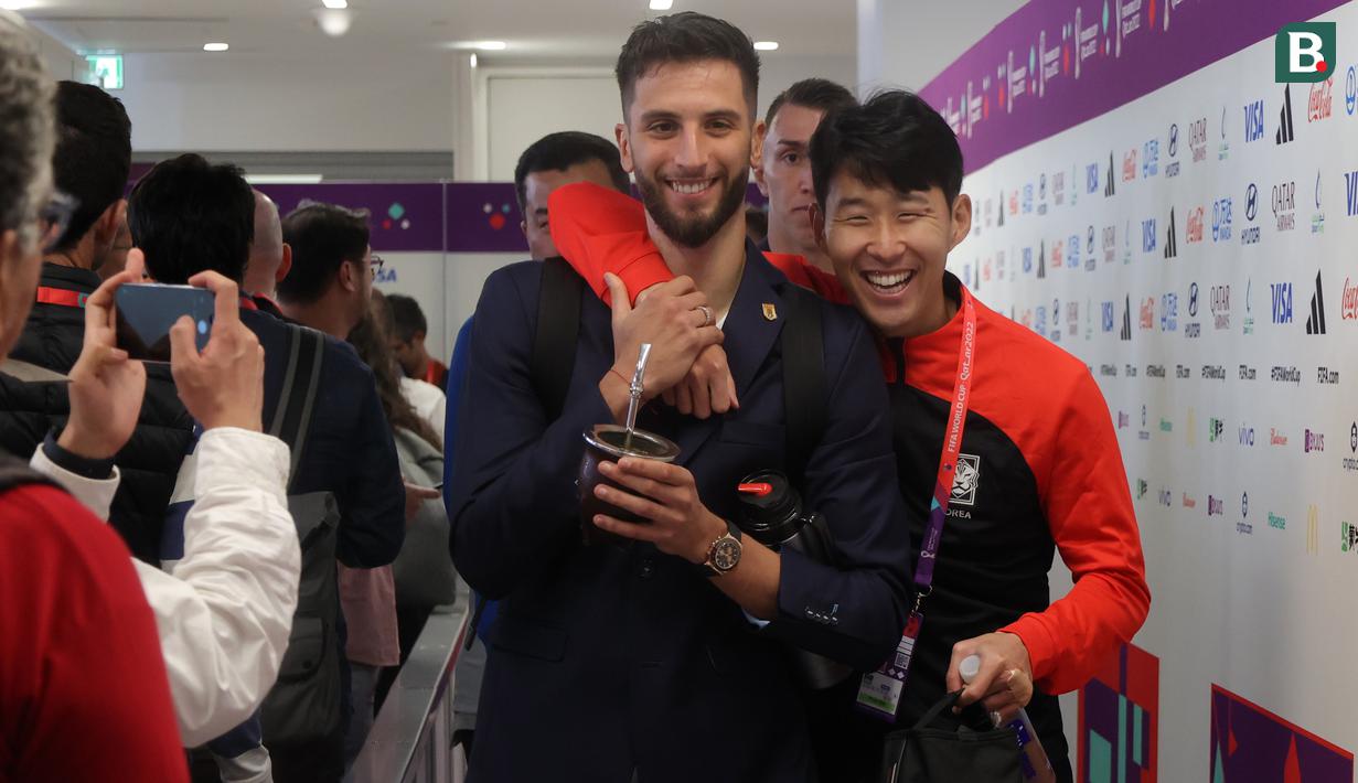Untuk kali pertama sejak meliput Piala Dunia 2022 Qatar, Bola.com mendapat tiket media untuk meliput area mixed zone usai pertandingan Uruguay melawan Korea Selatan di Grup H. Pemain bintang Son Heung-min pun menjadi incaran untuk diwawancarai dalam kesempatan ini. (Bola.com/Hendry Wibowo)