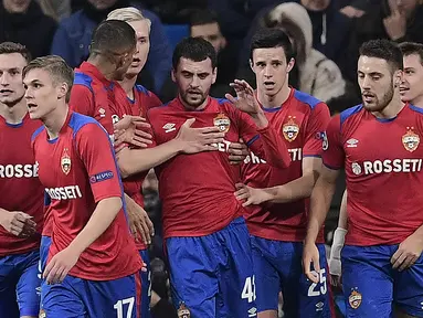 Para pemain CSKA Moskow merayakan gol yang dicetak Georgy Shchennikov ke gawang Real Madrid pada laga Liga Champions di Stadion Santiago Bernabeu, Madrid, Rabu (12/12). Madrid kalah 0-3 dari CSKA. (AFP/Javier Soriano)