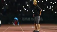 Gaya nyentrik Direktur Teknik Timnas Kamboja U-22, Keisuke Honda, di SEA Games 2023. (Bola.com/Dok.Federasi Sepak Bola Kamboja).