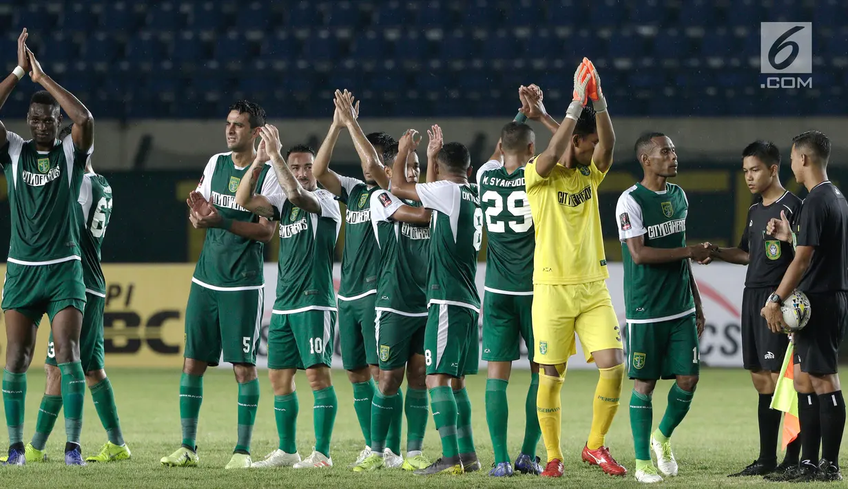 Para pemain Persebaya Surabaya merayakan kemenangan atas Perseru Serui pada laga Piala Presiden 2019 di Stadion Si Jalak Harupat, Bandung, Sabtu (2/3). Persebaya menang 3-2 atas Perseru. (Bola.com/Yoppy Renato)