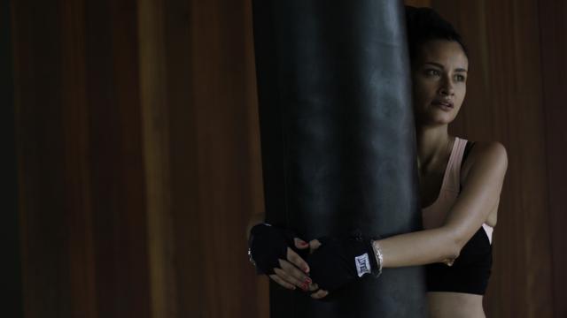 Model dan penyanyi, Rebecca Reijman, berpose usai latihan Muay Thai. (Bola.com/Vitalis Yogi Trisna)